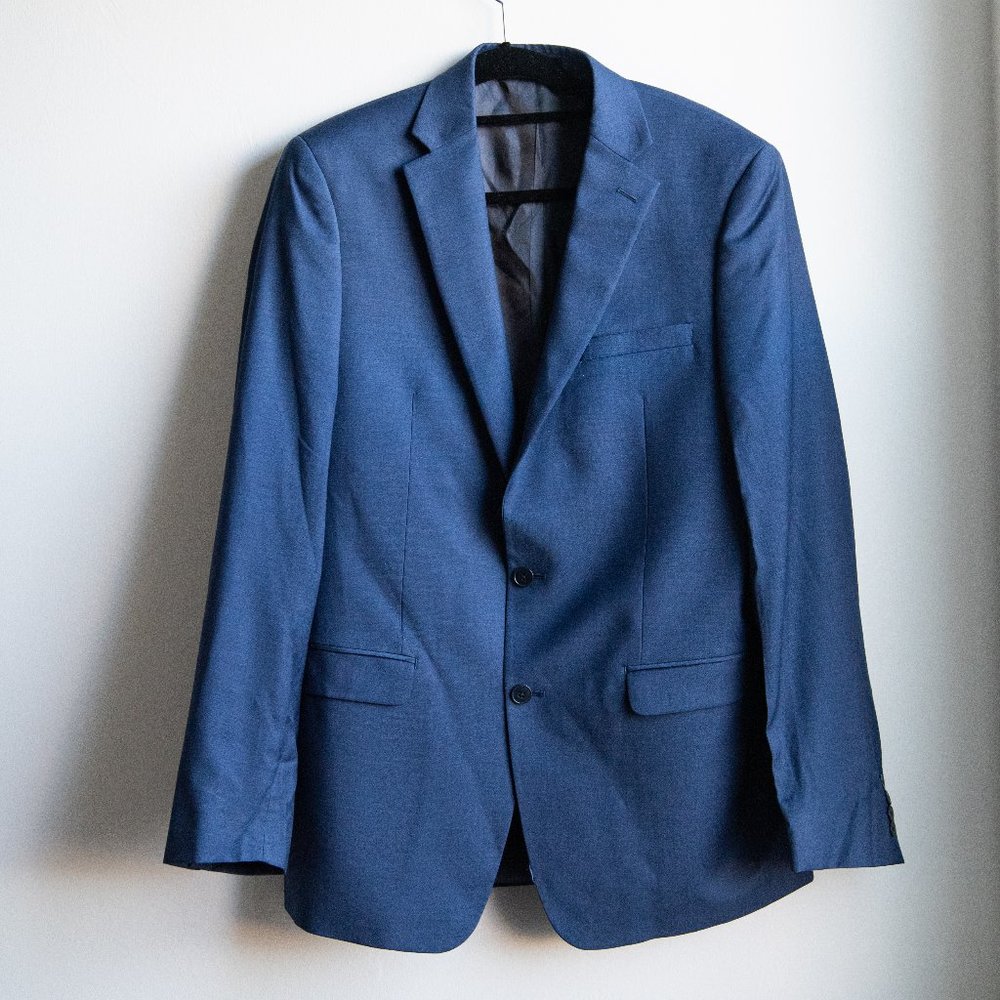 Calvin Klein Men's Suit. It’s a 42 extra long. Pants are 34 waist.